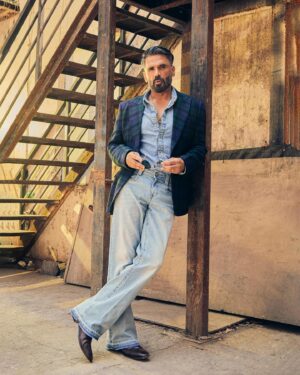Suniel Shetty Instagram - Food water denims …essentials of life 💙