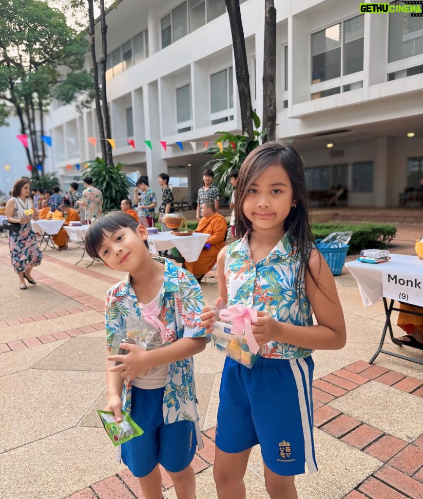 Supakson Chaimongkol Instagram - มาร่วมใส่บาตรตอนเช้าและงานสงกรานต์ที่โรงเรียนค่ะ สงกรานต์นี้เราได้ชุดครอบครัวจาก @aiiz #aiiz #aiizthailand