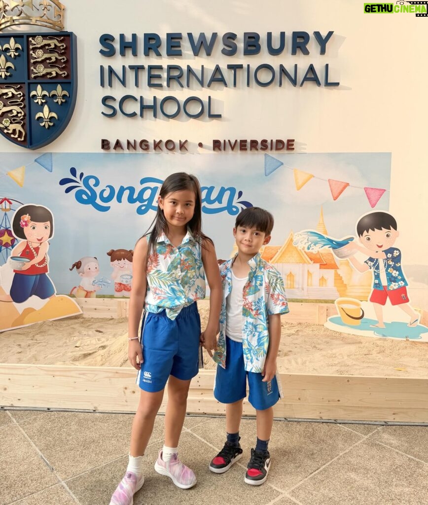 Supakson Chaimongkol Instagram - มาร่วมใส่บาตรตอนเช้าและงานสงกรานต์ที่โรงเรียนค่ะ สงกรานต์นี้เราได้ชุดครอบครัวจาก @aiiz #aiiz #aiizthailand