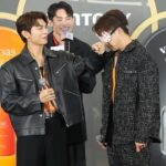 Suppasit Jongcheveevat Instagram - เป็นอีกวันที่สนุกมากเลยครับทุกคน🥰 ที่ได้มาเจอกันในงาน #MEWTULvitoasVARONxBEAUTRIUM 🧡🖤 หวังว่าทุกคนจะได้ Tips Skincare ดีๆ เอาไปบำรุงให้ผิวหน้าชุ่มชื้นกันนะครับ ผมขอแนะนำเป็น VARON Men’s Intensive in One Serum กลิ่น Classic เลยครับ ตัวนี้ใช้ง่าย ตัวเดียวจบ บำรุงครบเลย ทำให้ผิวดูชุ่มชื้น ตัวช่วยให้ผิวไม่แก่ไวครับ :) สำหรับสาวๆ ก็ไปลอง vitoas Triple Serum ได้นะคร้าบ เขามีส่วนผสมหลัก 3 อย่าง ทั้ง Hyaluronic, Collagen, Ceramide ที่มาช่วยให้ผิวอิ่มฟู แน่นกระชับ กระจ่างใส ด้วยครับสินค้าจาก vitoas Varon มีวางจำหน่ายแล้วที่ Beautrium Siam Square Soi 7 และในช่องทางออนไลน์ต่างๆ ครับ ไปติดตามต่อได้เลยครับทุกคน แล้วไว้มาพบกันอีกนะครับ #vitoasVARON #MEWTULvitoasVARONxBEAUTRIUM