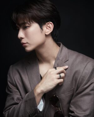 Suppasit Jongcheveevat Instagram - Absolutely honored to begin this exciting new journey as the Ambassador of H&M Thailand. Get ready for many incredible projects in the year!

#MewAmbassadorHMThailand @hm #HMThailand