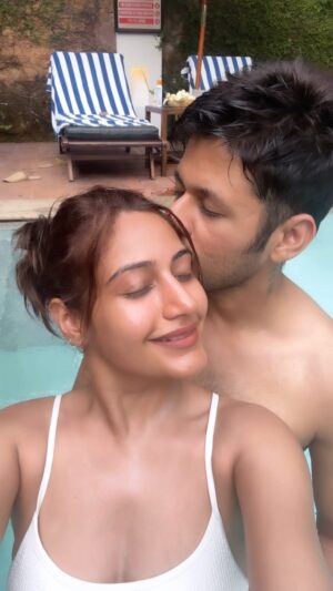 Surbhi Chandna Instagram - ISHQ ♾️❤️‍🔥 

Abhi Ain Likhun Tu Sochey Mujhe 
Phir Sheen Likhun teri neend Udey 
Jab Qaaf Likhun tujhe kuch kuch Ho 
Main ‘Ishq’Likhun tujhe ho Jaye