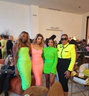 Susan Kelechi Watson Instagram - Sergio Hudson x NYFW
Its like candayyy 🍭🎵

@sergiohudson 
@kyssheart 
@gpcbeauty 
@dedeayitedesign 
@shopkhoi 
@prada
@maribymarsai