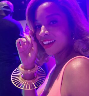 Susan Kelechi Watson Instagram - Sergio Hudson x NYFW
Its like candayyy 🍭🎵

@sergiohudson 
@kyssheart 
@gpcbeauty 
@dedeayitedesign 
@shopkhoi 
@prada
@maribymarsai
