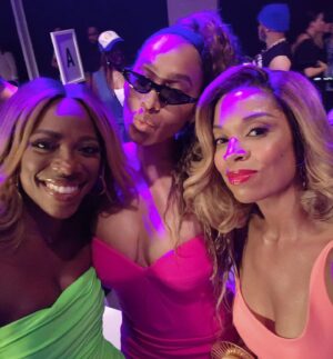 Susan Kelechi Watson Instagram - Sergio Hudson x NYFW
Its like candayyy 🍭🎵

@sergiohudson 
@kyssheart 
@gpcbeauty 
@dedeayitedesign 
@shopkhoi 
@prada
@maribymarsai