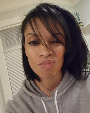 Susan Kelechi Watson Instagram - Happy Friday y’all 🙌🏽 let’s get into it…and by “it”, I mean sweatpants 🤘🏽😜 #tgif