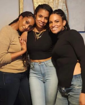 Susan Kelechi Watson Instagram - Three little birds 🎶🎵 ...
(also proof that @goapele and I are not the same person 😂) #womenshistorymonth