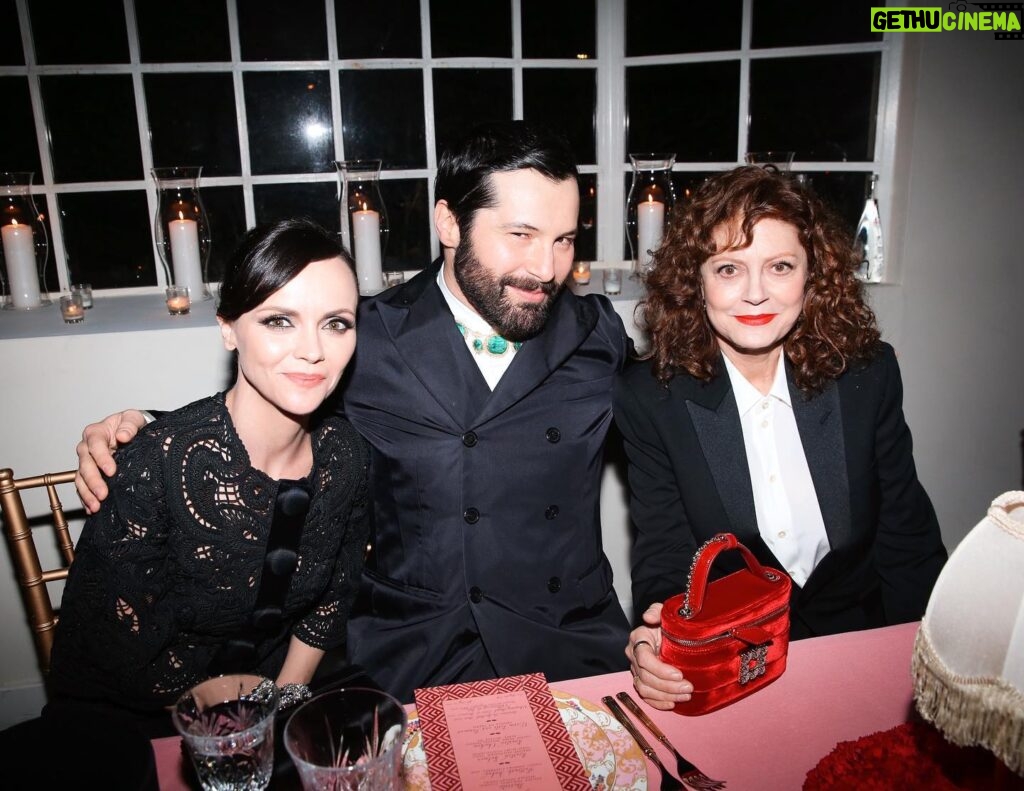 Susan Sarandon Instagram - So grateful that I got to celebrate @rogervivier with @gherardofelloni and @riccigrams in Los Angeles last week! 👠🥿👢 #Abracashoes #RogerVivier #ad