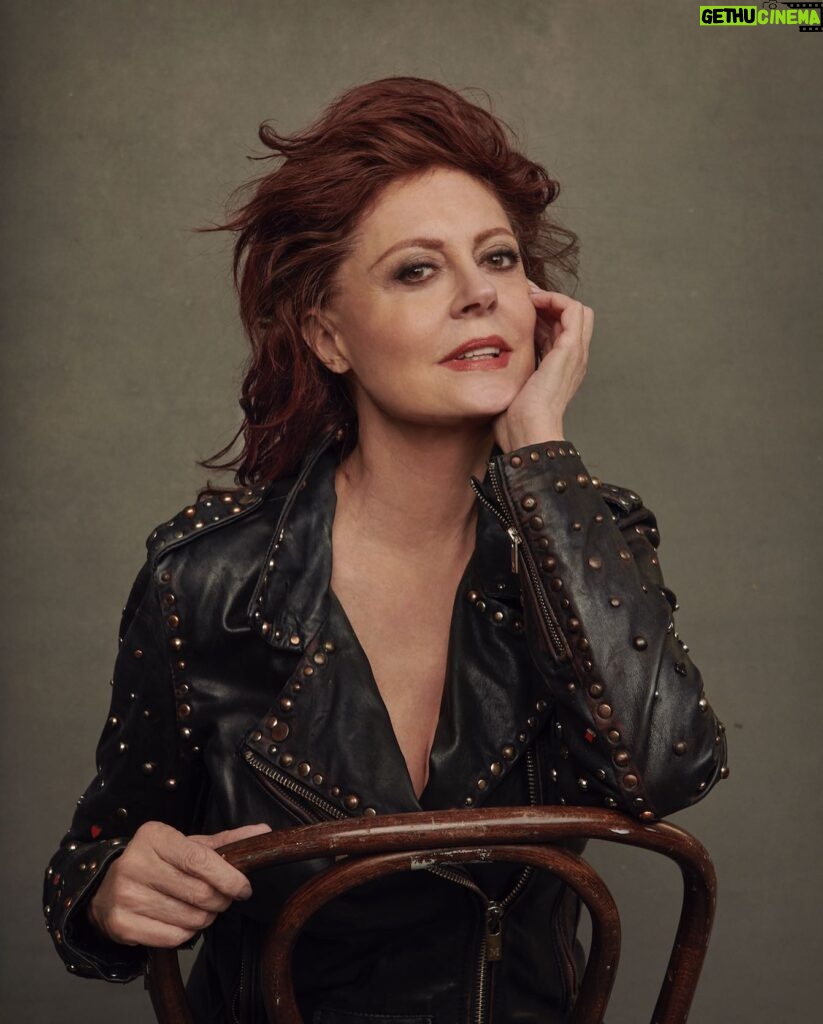 Susan Sarandon Instagram - This post is officially an NFT. Digital art, NFTs...whatever you want to call it, it is a permanent fixture on the blockchain.   And if you had told me a year ago that I would be creating NFTs, I would have said, “what’s an NFT?” Now I see the incredible power they have to change the landscape of charitable giving.    @cocoNFT is helping me auction off this photo directly from my Instagram feed. The proceeds of this auction will go towards the exoneration of Steven Donziger, who has been wrongfully disbarred and faces up to six months in prison for his fight for environmental justice.  Old methods won’t fix future problems, and because we have to do everything in our power to protect the environment, I’m calling on you too.  The auction is LIVE today! Head to @coconft, my link in bio, or my stories to place your bid. The winner receives the photo above AND the actual @scotchandsoda jacket I wore in A Bad Moms Christmas.   Hand-in-hand with @withAerial, a sustainability platform that allows you to offset your carbon output for activities like travel and minting an NFT, @cocoNFT will be offsetting this post and thousands more by donating to environmental initiatives.  Note: The official jacket is limited to one edition and is only redeemable by the first purchaser. For Full Terms & Conditions: https://coconft.com/legal/terms-and-conditions  Photographer: @ruvenafanador #humanrights #freedonziger #nftcommunity #coconft #rarible #nftphotography