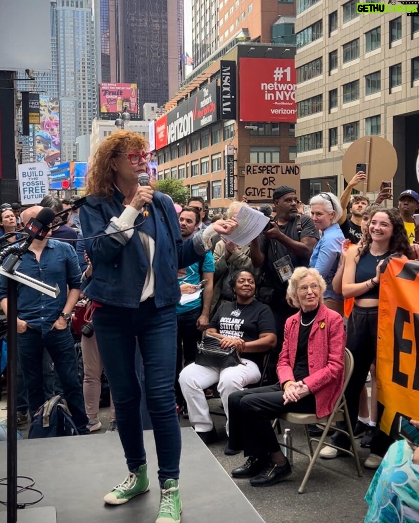Susan Sarandon Instagram - Beautiful day for a March to demand President Biden halt further pipelines & productions of fossil fuels. The U.S. is the world’s largest oil & gas producer, gas exporter, & accounts for 1/3rd of all planned oil & gas expansion for the next few decades. We urge Biden to use the full force of his executive powers in this emergency to end fossil fuels now. #endfossilfuels