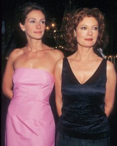 Susan Sarandon Instagram - Stepmom NYC premiere with this beauty @juliaroberts. 12/15/98 #tbt