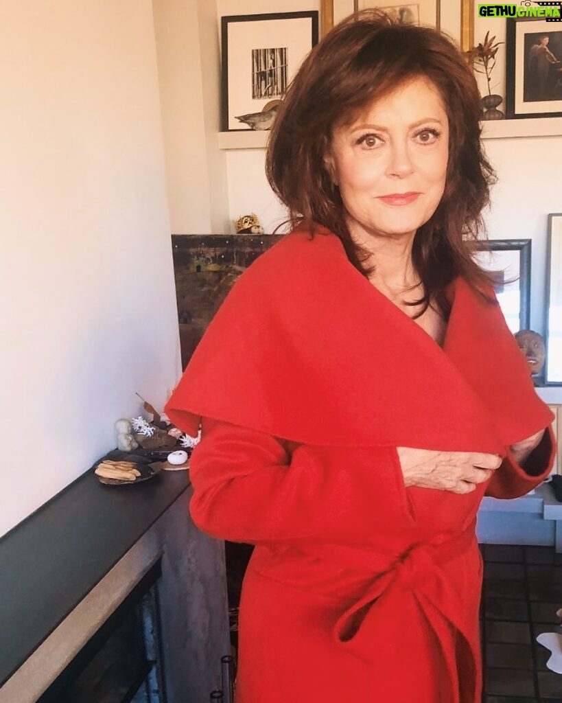 Susan Sarandon Instagram - So proud and happy to wear the Lenora Coat from @TheHappilyEva’s #RomaMia collection. Beautiful and full of love, just like my daughter. ❤️ Check the link in my bio to see the collection! #HappilyEvaAfter #HEAcollection