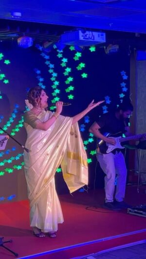 Sushant Divgikar Instagram - Default settings ><advanced settings. 

Riyaaz ka kamaal 

Retaining the original vocal dexterity , strengthening multiple octaves , adding new vocal flavours to the voice is my favourite pass time. ❤️❤️❤️. 

1…..2…..3……. RIYAAAAAAZZZZZZ !!! 

This wonderful show for @futuregenerali @generaligroup had me all excited and I wanted to give a tribute to @sunidhichauhan5 and @usha.uthup so I wore a saree with the Gajaras and sang one of favvvvv Sunidhi ma’am songs ! 

🎵Mehboob mere , Mehboob mere ,
Tere aankhon se mujhe peene de ,
Kuch dard hai mere seene mein !
Mujhe mast mahaul mein jeene de 🎵 

What an absolute banger of a song composed by @anumalikmusic sir and written by Tejpal Kaur ! 

Here’s to many many more moments like this in 2024 ❤️❤️🫶🏼🫶🏼🫰🏼🫰🏼. 

Make up and beauty director - @addyartistry 
Hair artistry @_raziea 
Nails @umikasnailsandmore 
Saree is a gift from @saiganesh_krishnamoorthy 🫶🏼❤️ 

Special thanks to @nishithhegde and @mayankshawarma for accompanying me on stage and giving such great orchestration realness !!! 
#ranilive #livemusic #rani #queen #namaslay #reels #reelsinstagram #réel #reelitfeelit #reelkarofeelkaro #reel #reelinstagram #reelindia #reelsindia #bollywood #sushantdivgikar #artist #performer #singer