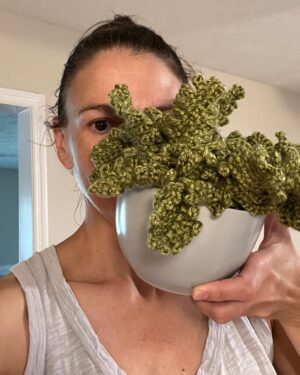 Sutton Foster Instagram - Can’t stop, won’t stop! Another crocheted house plant!

❤️  🧶=🪴!

I used Lion Brand yarn! 
Pattern by Emma Varnam!

@lionbrandyarn 
@emmavarnam 

#crochet #crochetersofinstagram #crochetaddict #crochetlove #crocheteveryday