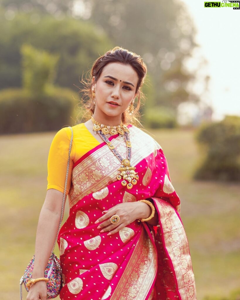 Swastima Khadka Instagram - Wrap it to rock it!! 😉 #bestfriendswedding . Thank you @theinfiniteweddings @choosesunil for capturing these wonderful moments in no time. Beautiful jewelry by @ganapatijewellersnp hair by my favorite @hairartist.durga