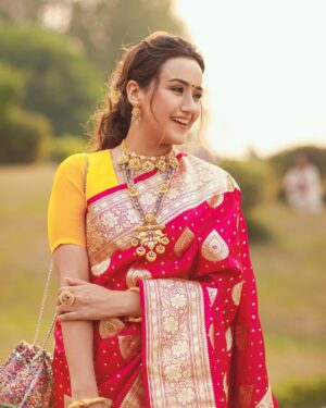 Swastima Khadka Instagram - Wrap it to rock it!! 😉
#bestfriendswedding 
.
Thank you @theinfiniteweddings @choosesunil for capturing these wonderful moments in no time. 

Beautiful jewelry by @ganapatijewellersnp hair by my favorite @hairartist.durga