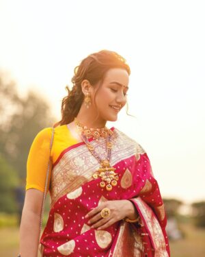 Swastima Khadka Instagram - Wrap it to rock it!! 😉
#bestfriendswedding 
.
Thank you @theinfiniteweddings @choosesunil for capturing these wonderful moments in no time. 

Beautiful jewelry by @ganapatijewellersnp hair by my favorite @hairartist.durga
