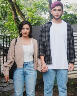 Sweet Qismina Instagram - “Sayang, I nak cuba bawak vibe lain dalam lagu solo I”
“Sayang, I nak nampak nakal untuk character MV I” 
“Sayang, nak tak berlakon dalam MV I?”
“Sayang, awak tengok, okay ke MV I?”
“Sayang, I risau orang tak boleh accept lagu I”

Itu la dialog suami berbulan2 untuk dapatkan sesuatu yang dia buat. Kita ni jadi tulang belakang dia je. Finally Alhamdulillah syukur, keluar juga! And I AM SO PROUD OF HIM. 
Keluar dari comfort zone. Try and error. Ikut citarasa sendiri. Semua dia curahkan dengan kerjasama @mikhailraiyan @mdewangga_music & team @crosshundred 👍🏻

Congrats sayang 🥹❤️
IZIN by Adam Lee is OUT now on all digital platforms. 
P.S: Dalam Music Video tu kita ada 🙈