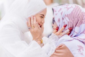 Sweet Qismina Instagram - Nikah day moments part 2 🌸
Just like how we imagined, a venue that has an all white base, full with blossom pink flowers & filled with our beautiful family members on our special day.
Tq @boathouse.my @flair.design for fulfilling our dreams 🌸
#TerciptaALSQ