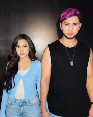 Sweet Qismina Instagram - “Sayang, I nak cuba bawak vibe lain dalam lagu solo I”
“Sayang, I nak nampak nakal untuk character MV I” 
“Sayang, nak tak berlakon dalam MV I?”
“Sayang, awak tengok, okay ke MV I?”
“Sayang, I risau orang tak boleh accept lagu I”

Itu la dialog suami berbulan2 untuk dapatkan sesuatu yang dia buat. Kita ni jadi tulang belakang dia je. Finally Alhamdulillah syukur, keluar juga! And I AM SO PROUD OF HIM. 
Keluar dari comfort zone. Try and error. Ikut citarasa sendiri. Semua dia curahkan dengan kerjasama @mikhailraiyan @mdewangga_music & team @crosshundred 👍🏻

Congrats sayang 🥹❤️
IZIN by Adam Lee is OUT now on all digital platforms. 
P.S: Dalam Music Video tu kita ada 🙈