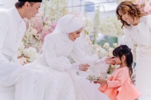 Sweet Qismina Instagram - Nikah day moments part 2 🌸
Just like how we imagined, a venue that has an all white base, full with blossom pink flowers & filled with our beautiful family members on our special day.
Tq @boathouse.my @flair.design for fulfilling our dreams 🌸
#TerciptaALSQ