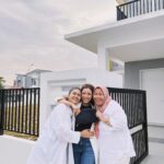 Sweet Qismina Instagram – Bismillahirrahmanirrahim,
Macam mana eh nak start? Rasa bersyukur tak terhingga sangat ni 🥹 Bertahun2 cari rumah. Bertahun juga la tunggu nama lepas kat bank. Kenangan yang paling tak boleh sweet lupa rasanya 1 tahun tu mmg kehulur kehilir dengan mama pergi tengok show house ( thank you Mama for everything 🤍 ) Baik rumah baru atau rumah lama semua pergi tengok. Sampai rasanya banyak dah deposit kita keluarkan for booking. Tapi tu la, Allah kata bukan rezeki kan.  Kita redha. Rumah ni pun, patutnya last year dapat kunci tapi Alhamdulillah, Allah dah tulis tahun 2024 tahun awak akan dapat kunci. Alhamdulillah sangat.

Yang penting, Allah bagi rezeki untuk kami berdua betul2 waktu dah nak tunang. Rasanya niat tu penting kan? Still ingat bila we had a talk and I said “Sayang, sebelum kahwin jom kita make sure masing2 dapat beli asset dulu. Untuk keluarga. Let’s make this work together”. 
And see, WE DID IT SAYANG! 
AND WE DID IT TOO MAMA 🥹 
Terima Kasih ya Allah atas pinjaman dunia ini 🕊️