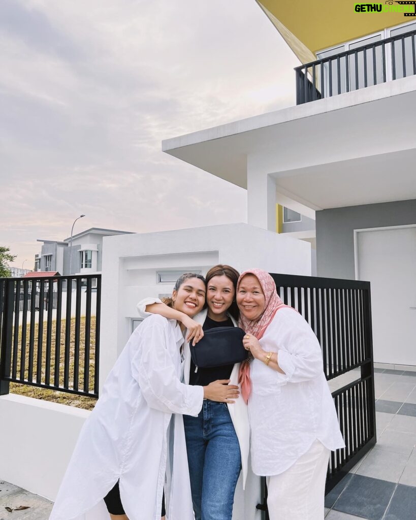 Sweet Qismina Instagram - Bismillahirrahmanirrahim, Macam mana eh nak start? Rasa bersyukur tak terhingga sangat ni 🥹 Bertahun2 cari rumah. Bertahun juga la tunggu nama lepas kat bank. Kenangan yang paling tak boleh sweet lupa rasanya 1 tahun tu mmg kehulur kehilir dengan mama pergi tengok show house ( thank you Mama for everything 🤍 ) Baik rumah baru atau rumah lama semua pergi tengok. Sampai rasanya banyak dah deposit kita keluarkan for booking. Tapi tu la, Allah kata bukan rezeki kan. Kita redha. Rumah ni pun, patutnya last year dapat kunci tapi Alhamdulillah, Allah dah tulis tahun 2024 tahun awak akan dapat kunci. Alhamdulillah sangat. Yang penting, Allah bagi rezeki untuk kami berdua betul2 waktu dah nak tunang. Rasanya niat tu penting kan? Still ingat bila we had a talk and I said “Sayang, sebelum kahwin jom kita make sure masing2 dapat beli asset dulu. Untuk keluarga. Let’s make this work together”. And see, WE DID IT SAYANG! AND WE DID IT TOO MAMA 🥹 Terima Kasih ya Allah atas pinjaman dunia ini 🕊️