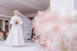 Sweet Qismina Instagram - Nikah day moments part 2 🌸
Just like how we imagined, a venue that has an all white base, full with blossom pink flowers & filled with our beautiful family members on our special day.
Tq @boathouse.my @flair.design for fulfilling our dreams 🌸
#TerciptaALSQ