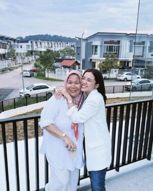 Sweet Qismina Instagram - Bismillahirrahmanirrahim,
Macam mana eh nak start? Rasa bersyukur tak terhingga sangat ni 🥹 Bertahun2 cari rumah. Bertahun juga la tunggu nama lepas kat bank. Kenangan yang paling tak boleh sweet lupa rasanya 1 tahun tu mmg kehulur kehilir dengan mama pergi tengok show house ( thank you Mama for everything 🤍 ) Baik rumah baru atau rumah lama semua pergi tengok. Sampai rasanya banyak dah deposit kita keluarkan for booking. Tapi tu la, Allah kata bukan rezeki kan.  Kita redha. Rumah ni pun, patutnya last year dapat kunci tapi Alhamdulillah, Allah dah tulis tahun 2024 tahun awak akan dapat kunci. Alhamdulillah sangat.

Yang penting, Allah bagi rezeki untuk kami berdua betul2 waktu dah nak tunang. Rasanya niat tu penting kan? Still ingat bila we had a talk and I said “Sayang, sebelum kahwin jom kita make sure masing2 dapat beli asset dulu. Untuk keluarga. Let’s make this work together”. 
And see, WE DID IT SAYANG! 
AND WE DID IT TOO MAMA 🥹 
Terima Kasih ya Allah atas pinjaman dunia ini 🕊️