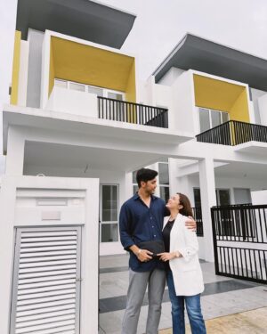 Sweet Qismina Instagram - Bismillahirrahmanirrahim,
Macam mana eh nak start? Rasa bersyukur tak terhingga sangat ni 🥹 Bertahun2 cari rumah. Bertahun juga la tunggu nama lepas kat bank. Kenangan yang paling tak boleh sweet lupa rasanya 1 tahun tu mmg kehulur kehilir dengan mama pergi tengok show house ( thank you Mama for everything 🤍 ) Baik rumah baru atau rumah lama semua pergi tengok. Sampai rasanya banyak dah deposit kita keluarkan for booking. Tapi tu la, Allah kata bukan rezeki kan.  Kita redha. Rumah ni pun, patutnya last year dapat kunci tapi Alhamdulillah, Allah dah tulis tahun 2024 tahun awak akan dapat kunci. Alhamdulillah sangat.

Yang penting, Allah bagi rezeki untuk kami berdua betul2 waktu dah nak tunang. Rasanya niat tu penting kan? Still ingat bila we had a talk and I said “Sayang, sebelum kahwin jom kita make sure masing2 dapat beli asset dulu. Untuk keluarga. Let’s make this work together”. 
And see, WE DID IT SAYANG! 
AND WE DID IT TOO MAMA 🥹 
Terima Kasih ya Allah atas pinjaman dunia ini 🕊️