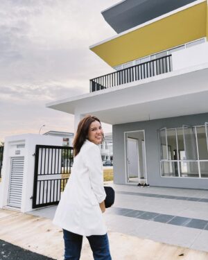 Sweet Qismina Instagram - Bismillahirrahmanirrahim,
Macam mana eh nak start? Rasa bersyukur tak terhingga sangat ni 🥹 Bertahun2 cari rumah. Bertahun juga la tunggu nama lepas kat bank. Kenangan yang paling tak boleh sweet lupa rasanya 1 tahun tu mmg kehulur kehilir dengan mama pergi tengok show house ( thank you Mama for everything 🤍 ) Baik rumah baru atau rumah lama semua pergi tengok. Sampai rasanya banyak dah deposit kita keluarkan for booking. Tapi tu la, Allah kata bukan rezeki kan.  Kita redha. Rumah ni pun, patutnya last year dapat kunci tapi Alhamdulillah, Allah dah tulis tahun 2024 tahun awak akan dapat kunci. Alhamdulillah sangat.

Yang penting, Allah bagi rezeki untuk kami berdua betul2 waktu dah nak tunang. Rasanya niat tu penting kan? Still ingat bila we had a talk and I said “Sayang, sebelum kahwin jom kita make sure masing2 dapat beli asset dulu. Untuk keluarga. Let’s make this work together”. 
And see, WE DID IT SAYANG! 
AND WE DID IT TOO MAMA 🥹 
Terima Kasih ya Allah atas pinjaman dunia ini 🕊️
