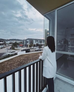 Sweet Qismina Instagram - Bismillahirrahmanirrahim,
Macam mana eh nak start? Rasa bersyukur tak terhingga sangat ni 🥹 Bertahun2 cari rumah. Bertahun juga la tunggu nama lepas kat bank. Kenangan yang paling tak boleh sweet lupa rasanya 1 tahun tu mmg kehulur kehilir dengan mama pergi tengok show house ( thank you Mama for everything 🤍 ) Baik rumah baru atau rumah lama semua pergi tengok. Sampai rasanya banyak dah deposit kita keluarkan for booking. Tapi tu la, Allah kata bukan rezeki kan.  Kita redha. Rumah ni pun, patutnya last year dapat kunci tapi Alhamdulillah, Allah dah tulis tahun 2024 tahun awak akan dapat kunci. Alhamdulillah sangat.

Yang penting, Allah bagi rezeki untuk kami berdua betul2 waktu dah nak tunang. Rasanya niat tu penting kan? Still ingat bila we had a talk and I said “Sayang, sebelum kahwin jom kita make sure masing2 dapat beli asset dulu. Untuk keluarga. Let’s make this work together”. 
And see, WE DID IT SAYANG! 
AND WE DID IT TOO MAMA 🥹 
Terima Kasih ya Allah atas pinjaman dunia ini 🕊️