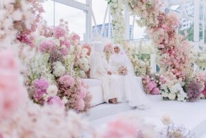 Sweet Qismina Instagram - Nikah day moments part 2 🌸
Just like how we imagined, a venue that has an all white base, full with blossom pink flowers & filled with our beautiful family members on our special day.
Tq @boathouse.my @flair.design for fulfilling our dreams 🌸
#TerciptaALSQ