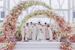 Sweet Qismina Instagram - Nikah day moments part 2 🌸
Just like how we imagined, a venue that has an all white base, full with blossom pink flowers & filled with our beautiful family members on our special day.
Tq @boathouse.my @flair.design for fulfilling our dreams 🌸
#TerciptaALSQ