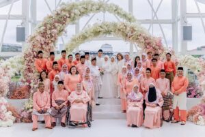 Sweet Qismina Instagram - Nikah day moments part 2 🌸
Just like how we imagined, a venue that has an all white base, full with blossom pink flowers & filled with our beautiful family members on our special day.
Tq @boathouse.my @flair.design for fulfilling our dreams 🌸
#TerciptaALSQ