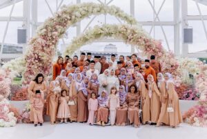 Sweet Qismina Instagram - Nikah day moments part 2 🌸
Just like how we imagined, a venue that has an all white base, full with blossom pink flowers & filled with our beautiful family members on our special day.
Tq @boathouse.my @flair.design for fulfilling our dreams 🌸
#TerciptaALSQ