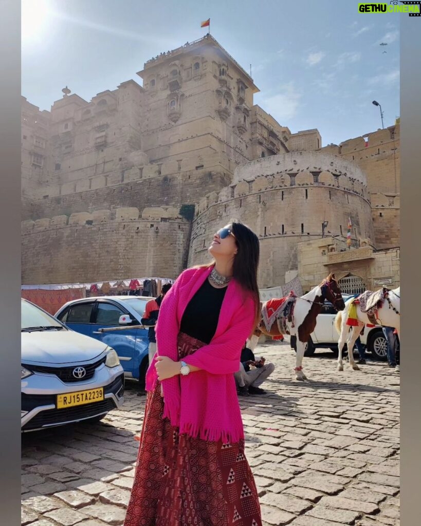 Swetha Changappa Instagram - "Turn your face to the sun and the shadows fall behind you."❤ One of my best pic from my Jaisalmer trip with loads of memories ❤ Have a great week ahead all of you. Loads of love ❤ Jaisalmer Fort