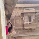 Swetha Changappa Instagram – When i visited the living fort of Jaisalmer ❤️
This is where queens communicate ❤️
This was my second visit to Rajasthan with my friend divya  and we have a tremendous memories which is close to my heart ❤️
@thedrapediva ❤️