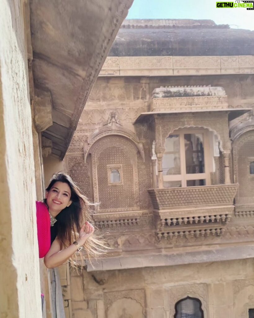 Swetha Changappa Instagram - When i visited the living fort of Jaisalmer ❤ This is where queens communicate ❤ This was my second visit to Rajasthan with my friend divya and we have a tremendous memories which is close to my heart ❤ @thedrapediva ❤