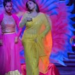 Swetha Changappa Instagram - Dance rehearsals time on stage❤️ One rehersal and one take.🤣 Wearing saree n practicing the dance. Task right? Makeup:- @keerthiram28 Outfit:- @astha_designer_boutique Jewellery:- @velvetboxby Hairstyle:- @hairstyle_by_shashi Assistant:- @vinoda__890 Co - ordination:- @kxsahanaa VC:- @keerthiram28