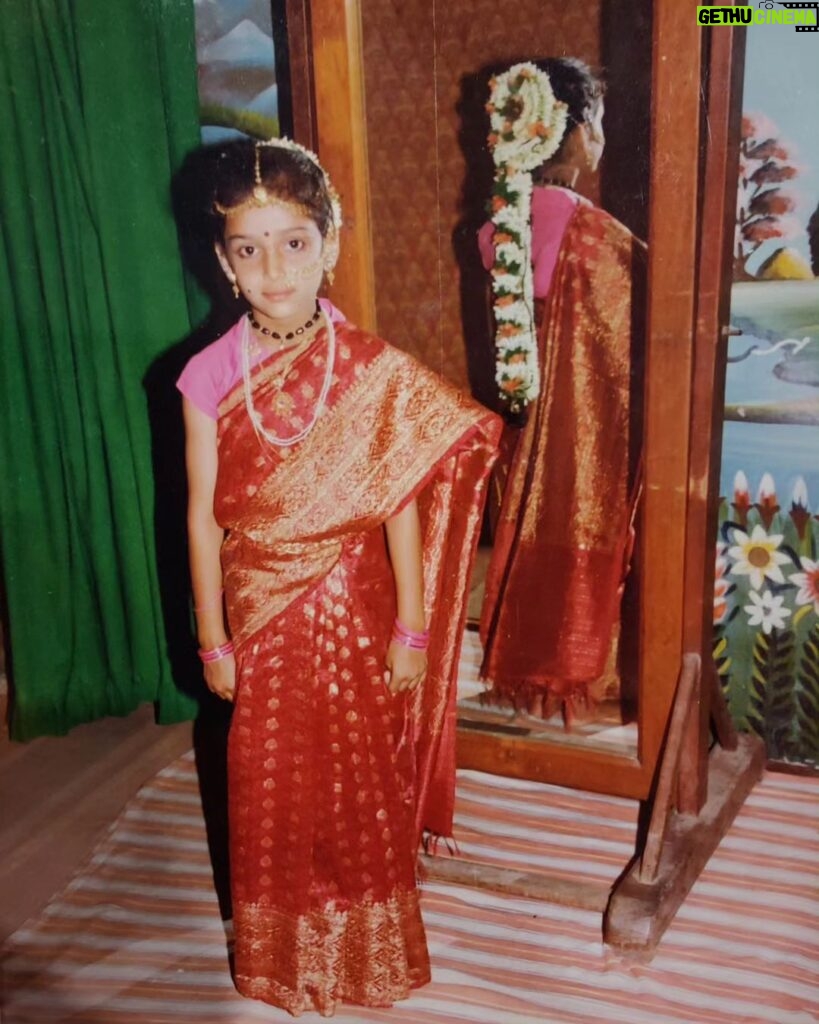 Swetha Changappa Instagram - Can u guess who is this little girl wearing Amma's saree and all ready to flaunt her ಮೊಗ್ಗಿನ ಜಡೆ 🙈??? How many girls have your ಮೊಗ್ಗಿನ ಜಡೆ pictures ????😍 Do share it with me😍  “Childhood is practically the most beautiful part of a person’s life, the most innocent too.”❤️ Alwa😍❤️