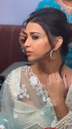 Swetha Changappa Instagram - ಪ್ರೀತಿನ ಪ್ರೀತಿಯಿಂದ ಪ್ರೀತಿ ಮಾಡುವೆ❤️❤️❤️

Just love in what I am wearing... 
Pure elegance and very very classy. 
Dam sure who carries the outfit sooo well 
matters the Most ❤️
That's me❤️
 being positive and just In LOVE with myself ❤️

Makeup:- @keerthiram28 my cute little Santa.❤️

Outfit:- @astha_designer_boutique just lived the blouse ... Keep up the good work...❤️

Hairstyle:- @hairstyle_by_shashi ❤️
Assistant:- @vinoda__890 ❤️
Co ordination:- @kxsahanaa ❤️