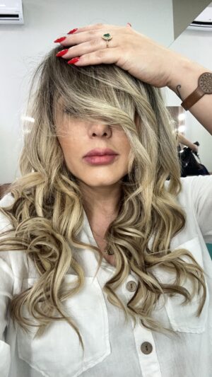 Tânia Mara Instagram - Sem ajustes e sem filtro só com a emoção de cantar o que toca meu coração e minha alma. ❤️‍🔥🎼🎤

“Por enquanto” composição: @renatorussooficial gravada pela maravilhosa @cassiaelleroficial 🙏🏼🤍🦋

#musica 
#amor 
#verdade 
#leveza 
#gratidao 
#fé 
#deus 
#fazeroquetefazfeliz 
#musicaboa 
#propositos
