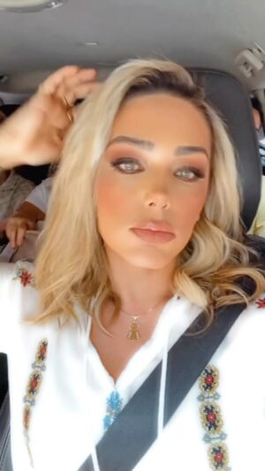 Tânia Mara Instagram - “Explorando os bastidores do meu projeto mais íntimo, onde cada nota e acorde ganham vida: Voz e Violão. Uma jornada de autenticidade e paixão pela música. 🎶✨ #Bastidores #Música #VozEViolão”