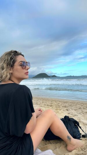 Tânia Mara Instagram - Nossa sorte é que não somos feitos
do que os outros pensam. 🙏🏼🤍🍃

#reflexão 
#paz 
#leveza 
#evolução 
#resiliencia 
#amor 
#deusébomotempotodo 
#humildade 
#autocuidado 
#consciência