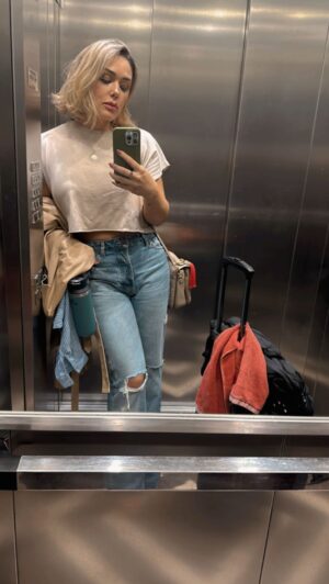 Tânia Mara Instagram - “Está sendo um ano de autodescoberta, de superação, 
de fé, decidi me priorizar, encarando meus medos com coragem e confiança na presença de Deus, que sempre me sustentou.” 🙏🏼❤️‍🔥

#autocuidado 
#autoamor 
#amor 
#fé 
#resiliencia 
#evolução 
#alegria 
#leveza 
#gratidão 
#deus 
#intimidadecomdeus
