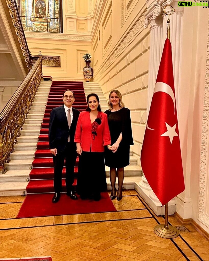 Türkan Şoray Instagram - Moskova’da, Türk Büyükelçiliği rezidansında verilen davette, değerli Büyükelçimiz Tanju Bilgiç ve çok sevgili Sefiremiz Betül Bilgiç ile.. Ferhat ile Şirin’in galasında da, beni yalnız bırakmadılar. Sıcak ilgilerinden dolayı, kendilerine sonsuz teşekkürler ediyorum. Görevlerinde başarılar diliyorum.