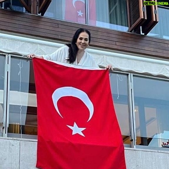 Türkan Şoray Instagram - Bayraklarımızı asalım🇹🇷Cumhuriyet çok yaşa🇹🇷❤️🇹🇷🇹🇷🇹🇷