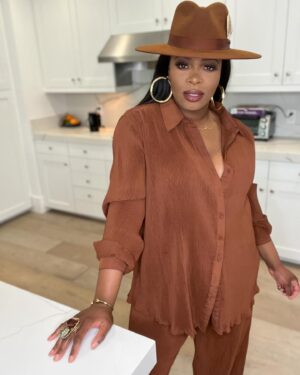 Ta'Rhonda Jones Instagram - Tonight’s look on #TheNeverEverMets is brought to you by my favorite peeps! 🙌🏿✨🙌🏿✨
Styled by: @ashleyseanthomas 🧵
Makeup by: @tiaonmakeup 💄
Crown: @dandykingzman 🎩

#TvshowHost #Host #Actress #Actor #looks #Crown