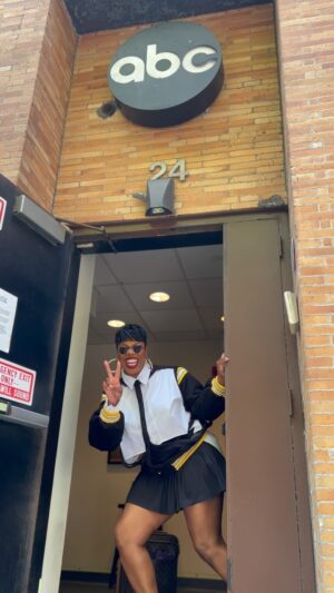 Ta'Rhonda Jones Instagram - Sometimes you gotta pop out & show 🥷🏾’s ‼️ Day 2 NYC Press tour for my new show #TheNeverEverMets

#abc  #MissBigHost #Actress #Director #Producer #Rapper @shopakira on my body!!